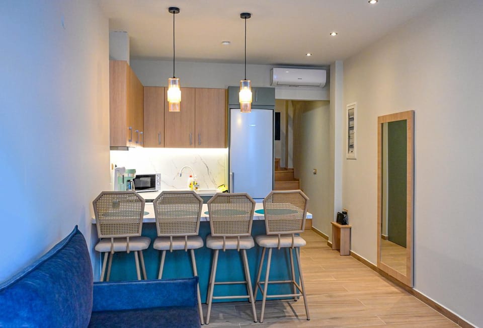 Kitchen or kitchenette, Seating area, Dining area