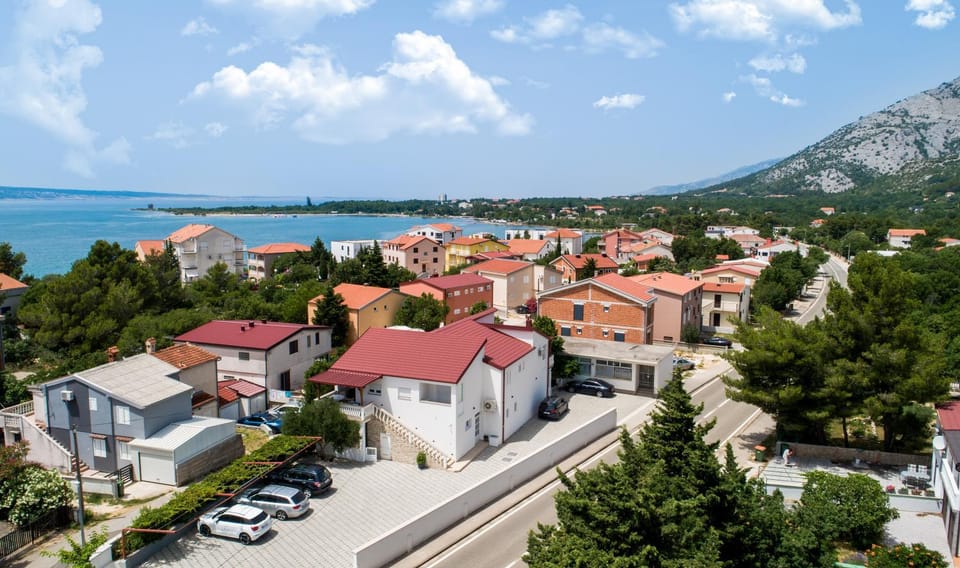 Property building, Day, Neighbourhood, Bird's eye view, Mountain view, Sea view, Street view, Location, Parking