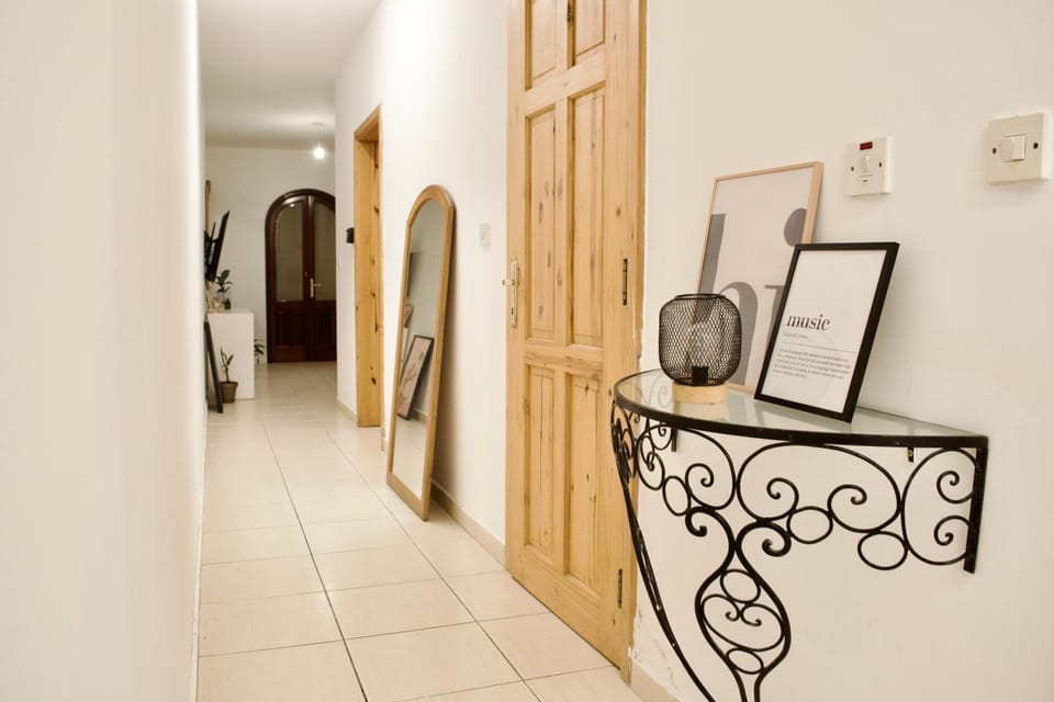 Private Rooms - 2 Bedroom Shared Apartment in Blata l-Bajda - Close to Valletta Bed and Breakfast in Malta