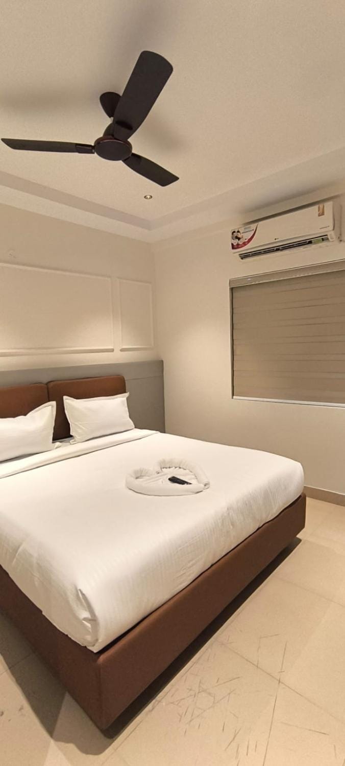 Bed, Photo of the whole room, Bedroom, air conditioner