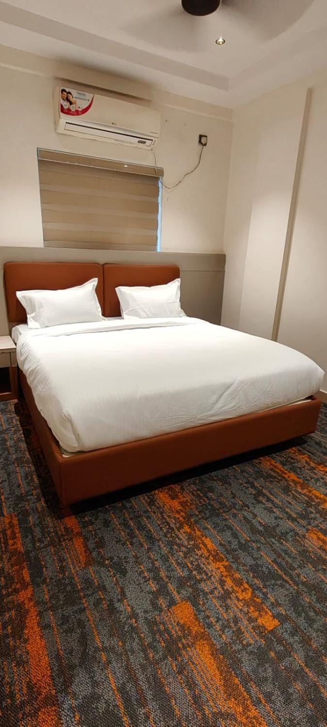 Bed, Photo of the whole room, Bedroom, air conditioner