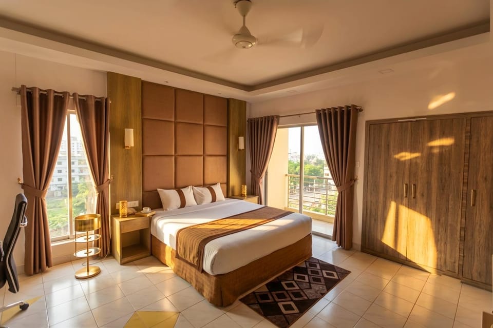 Bed, Photo of the whole room, Seating area, Bedroom