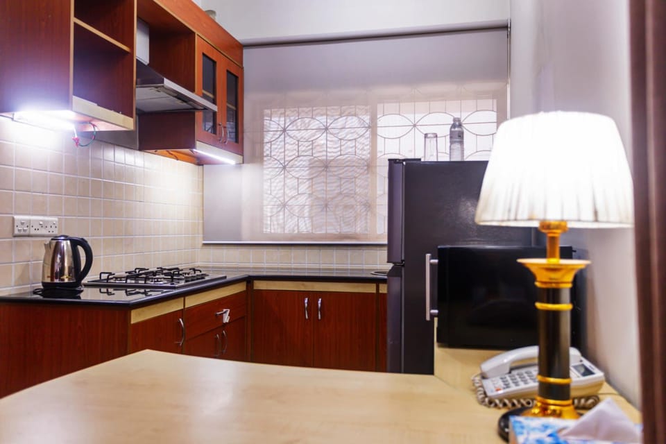 Kitchen or kitchenette, minibar, oven