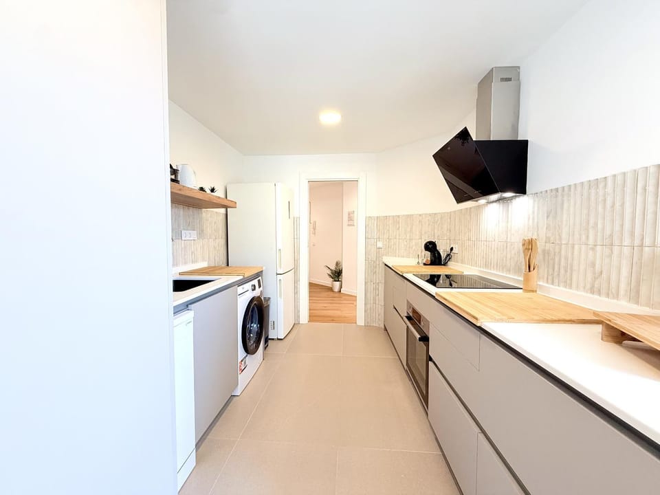 Kitchen or kitchenette, oven, washing machine