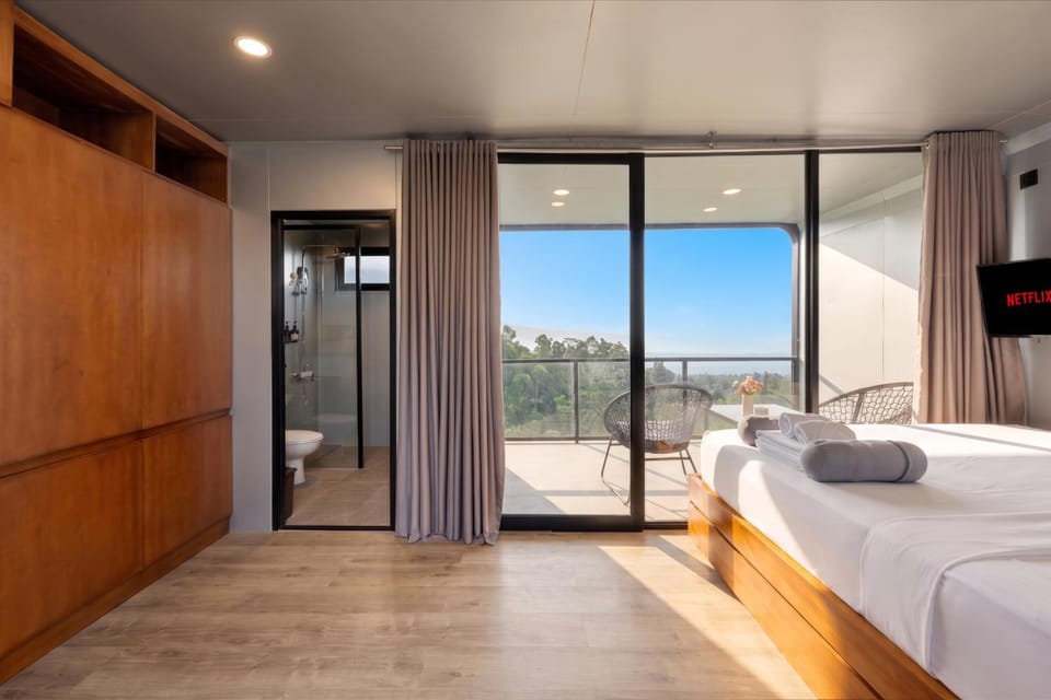 Bed, TV and multimedia, Photo of the whole room, Bedroom, towels, wardrobe