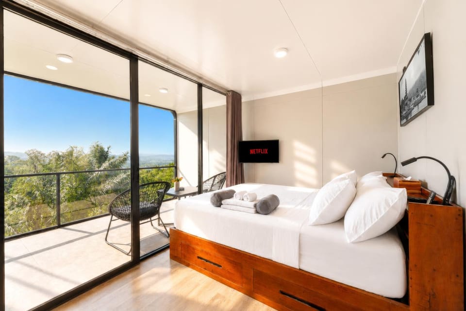 Bed, TV and multimedia, View (from property/room), Balcony/Terrace, Photo of the whole room, Bedroom