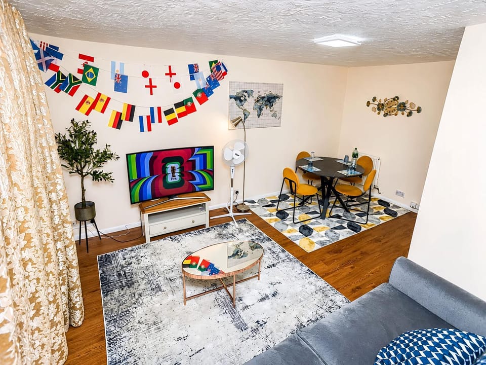 Communal lounge/ TV room, TV and multimedia, Dining area