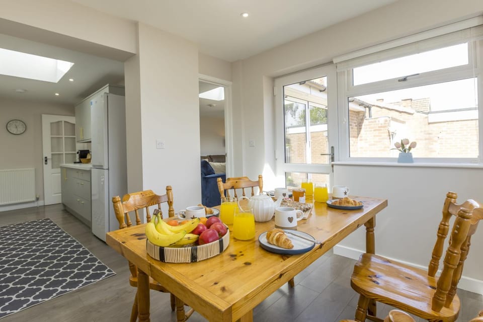 Kitchen or kitchenette, Seating area, Dining area