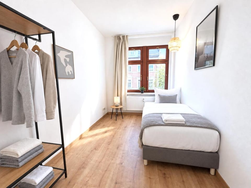 Bed, TV and multimedia, Photo of the whole room, Bedroom, wardrobe