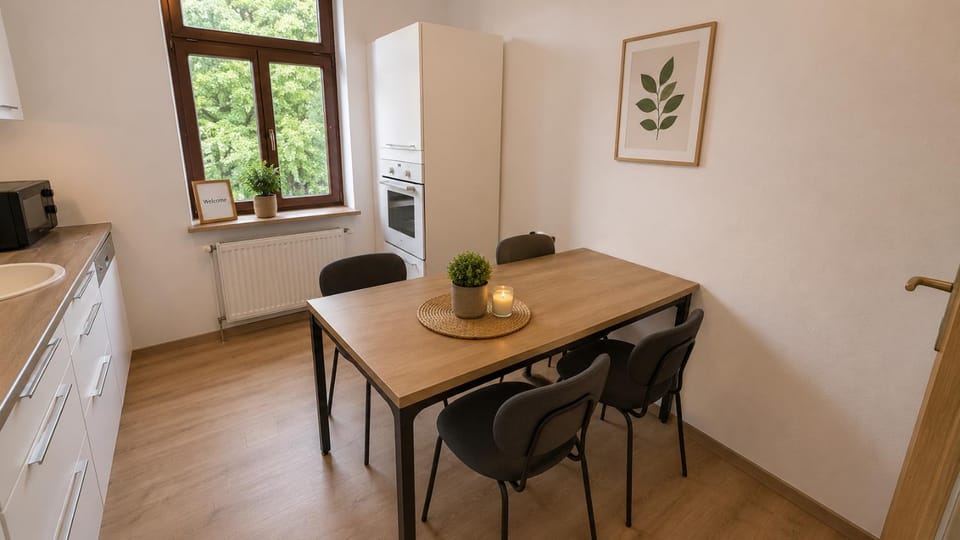 Kitchen or kitchenette, Dining area, oven