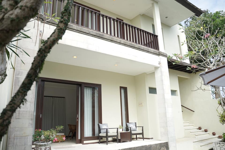 Property building, Day, Balcony/Terrace