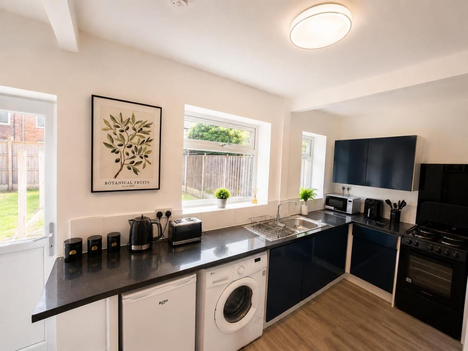 Coffee/tea facilities, Kitchen or kitchenette, microwave, oven, stove, toaster, washing machine