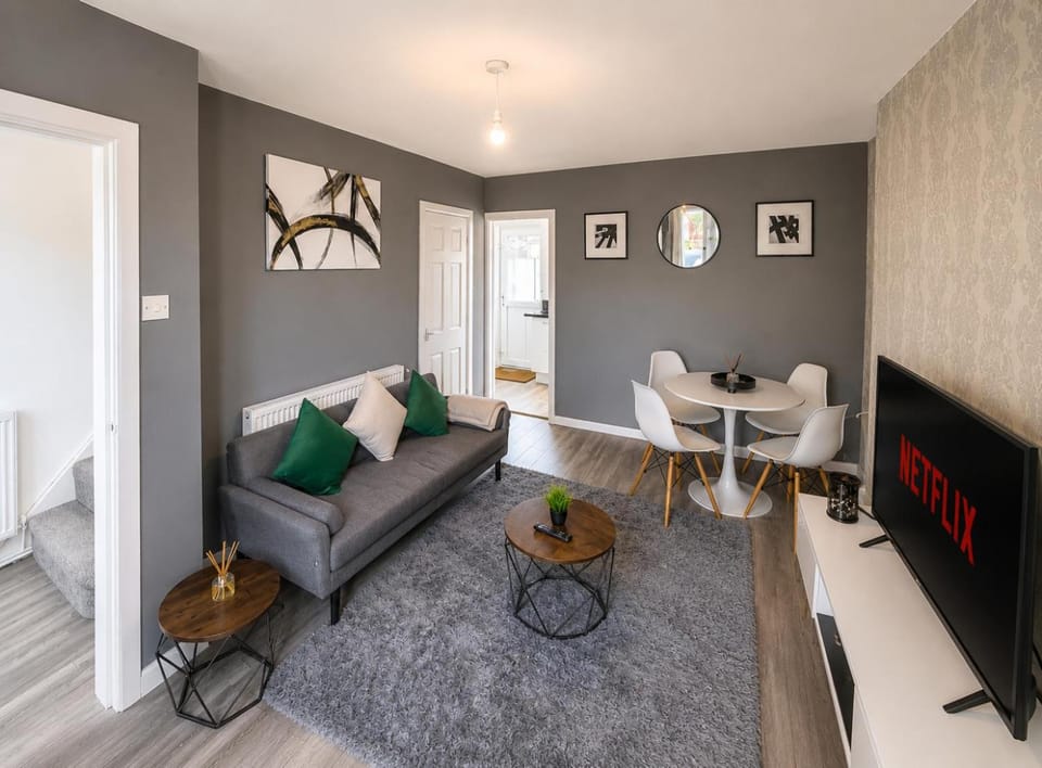 TV and multimedia, Living room, Seating area, Dining area