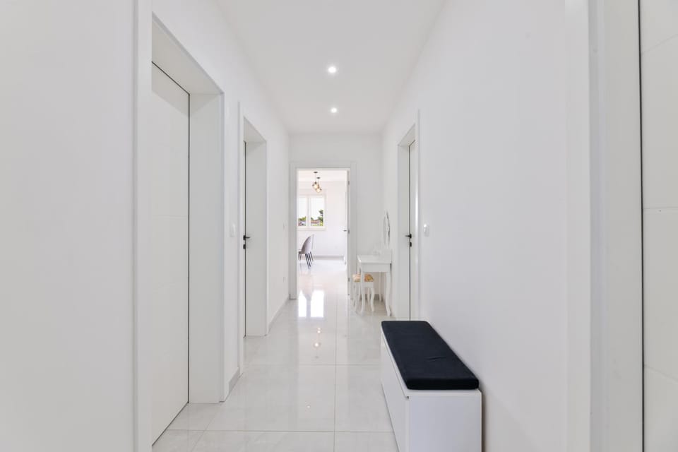 VILLA DOŽDOR - 130 m2 luxury three-room apartments - excellent location near the beach and the town center - view of the sea and the bay - secured free parking Apartment in Split-Dalmatia County