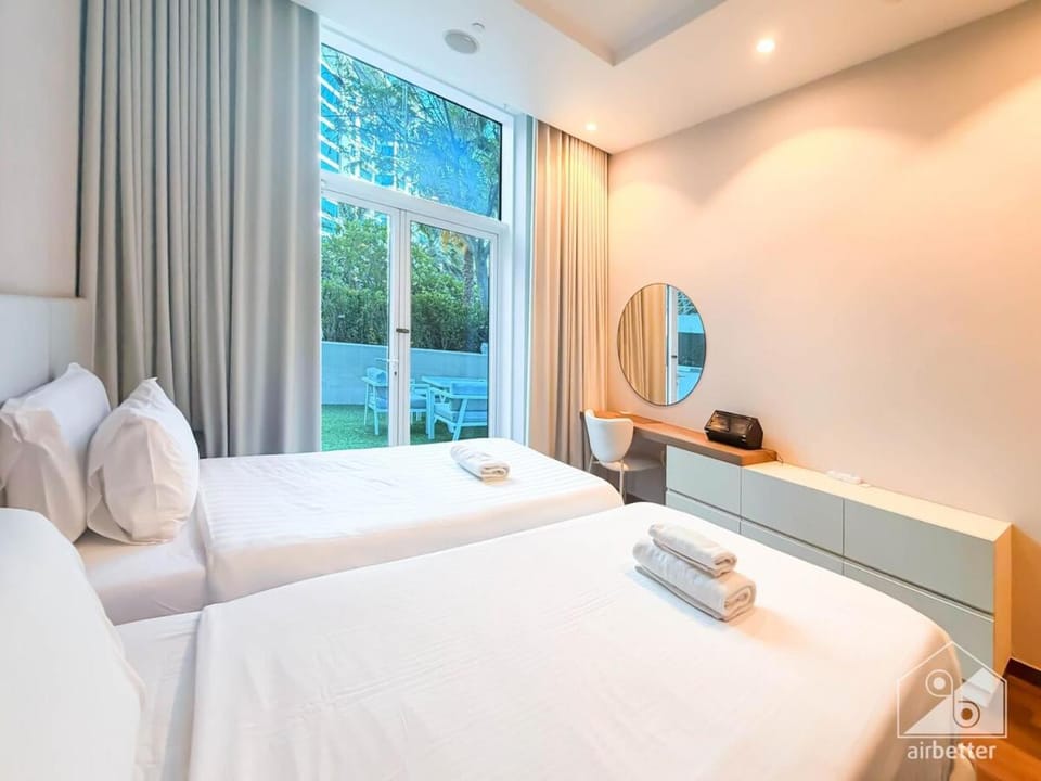 Ultra Luxury Oceana Palm Private Beach Pool Access Apartment in Dubai