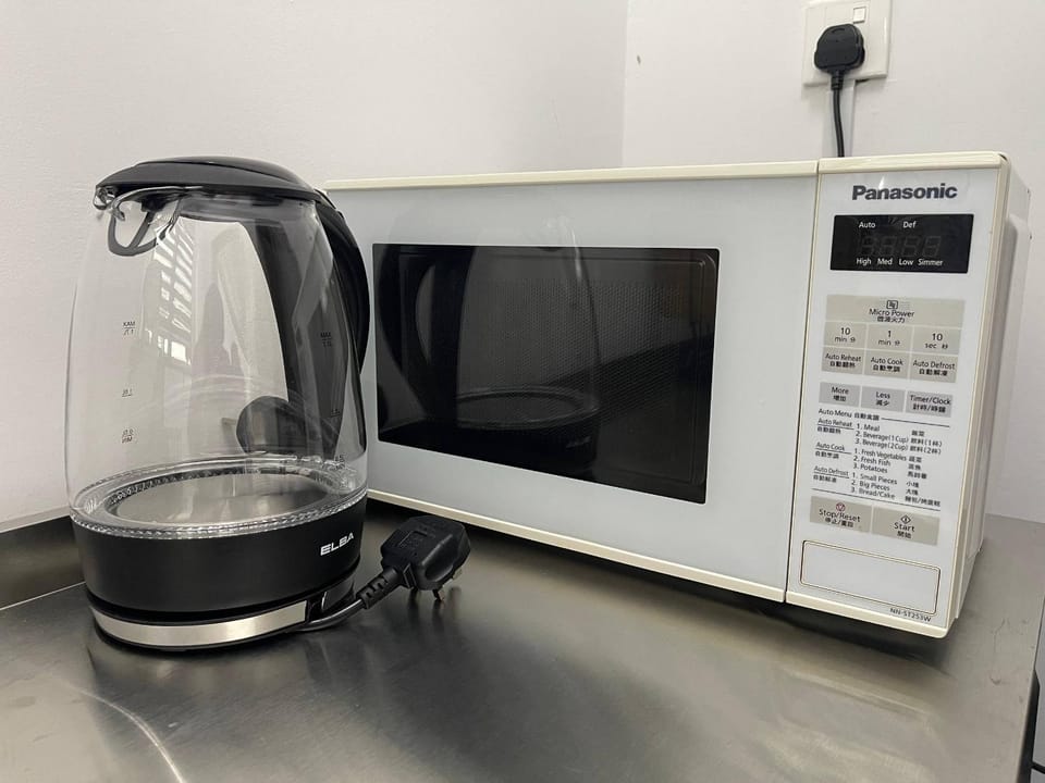 Kitchen or kitchenette, minibar