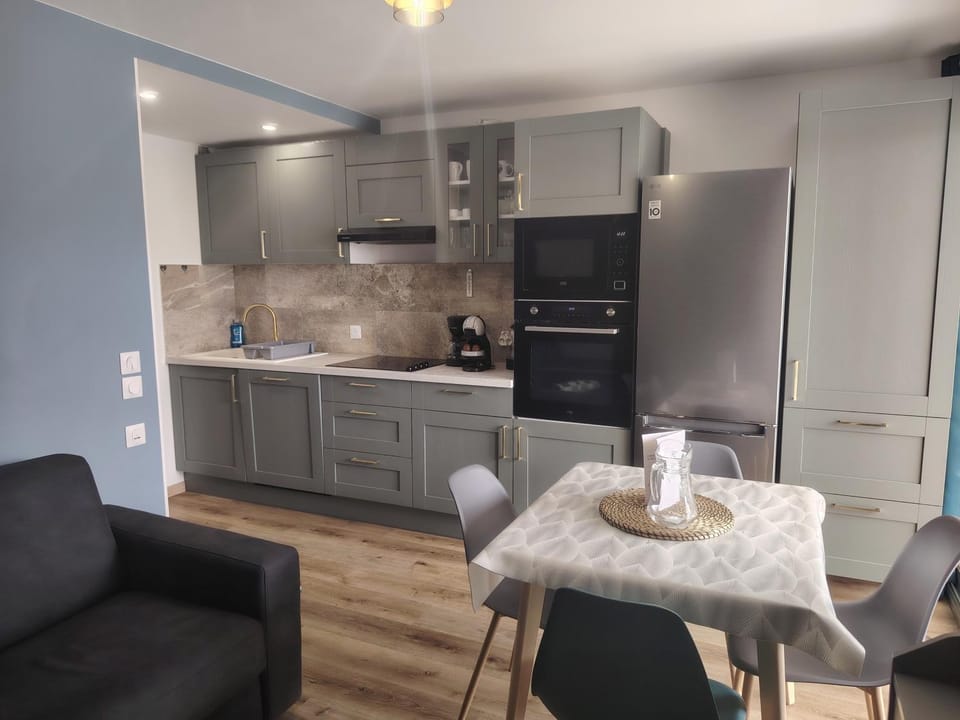 Kitchen or kitchenette, Living room, Seating area, Dining area, oven, stove