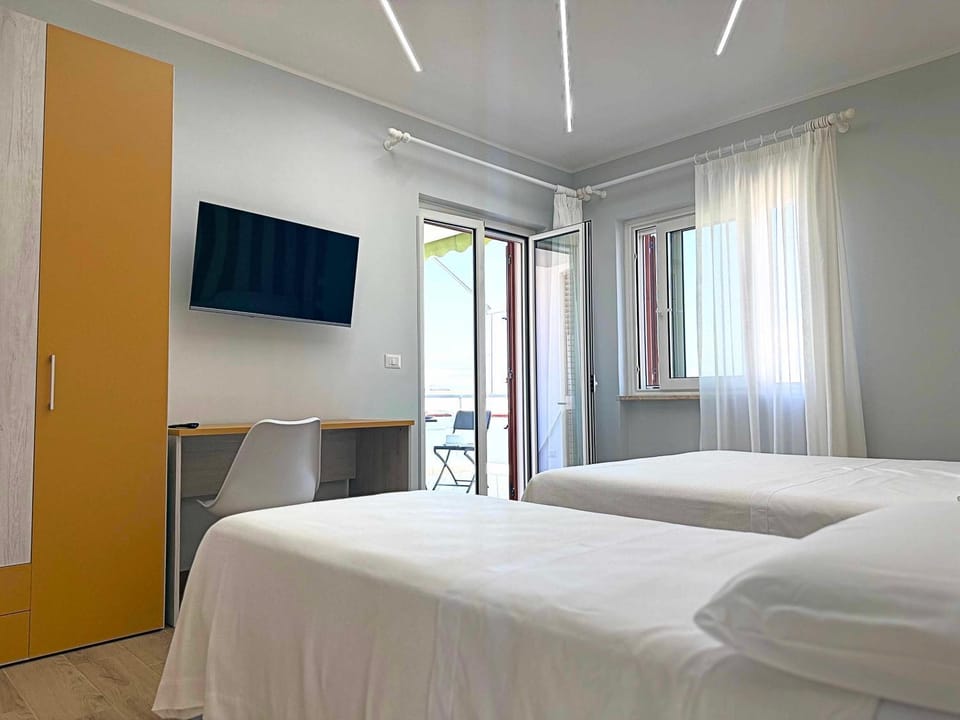 Bed, TV and multimedia, Photo of the whole room, Bedroom