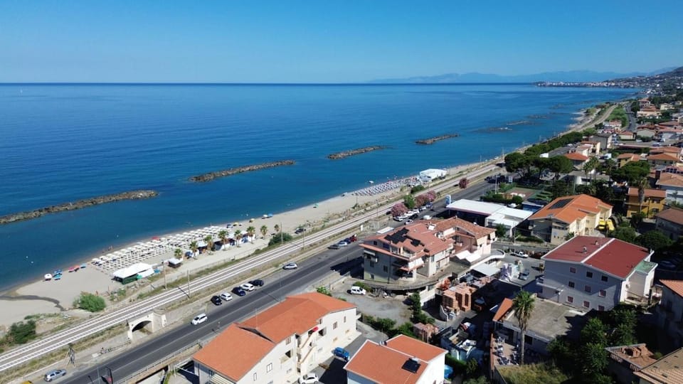 Nearby landmark, Day, Neighbourhood, Natural landscape, Bird's eye view, Beach, City view, Sea view, Street view, Location, Parking