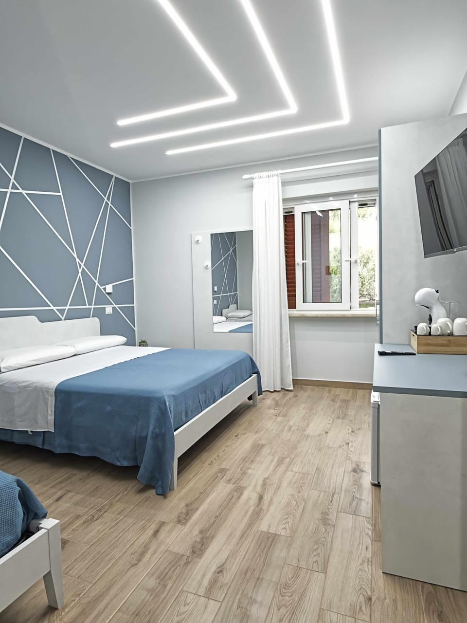 Bed, TV and multimedia, Photo of the whole room, Bedroom, towels