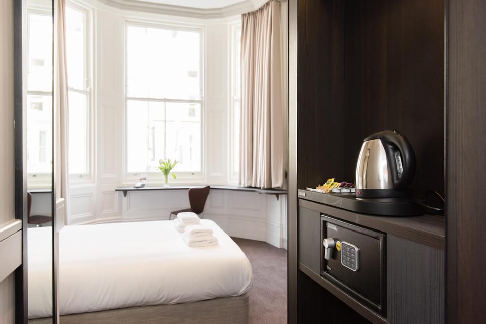 Bed, Coffee/tea facilities, Kitchen or kitchenette, Photo of the whole room, Bedroom, minibar