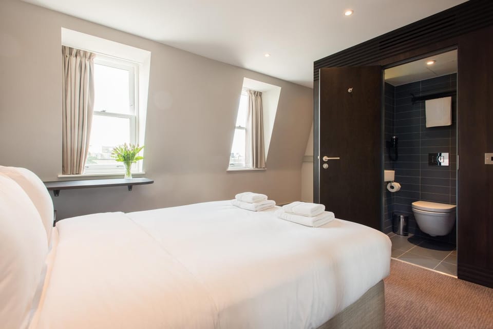 Toilet, Bed, Bathroom, Photo of the whole room, Bedroom, towels