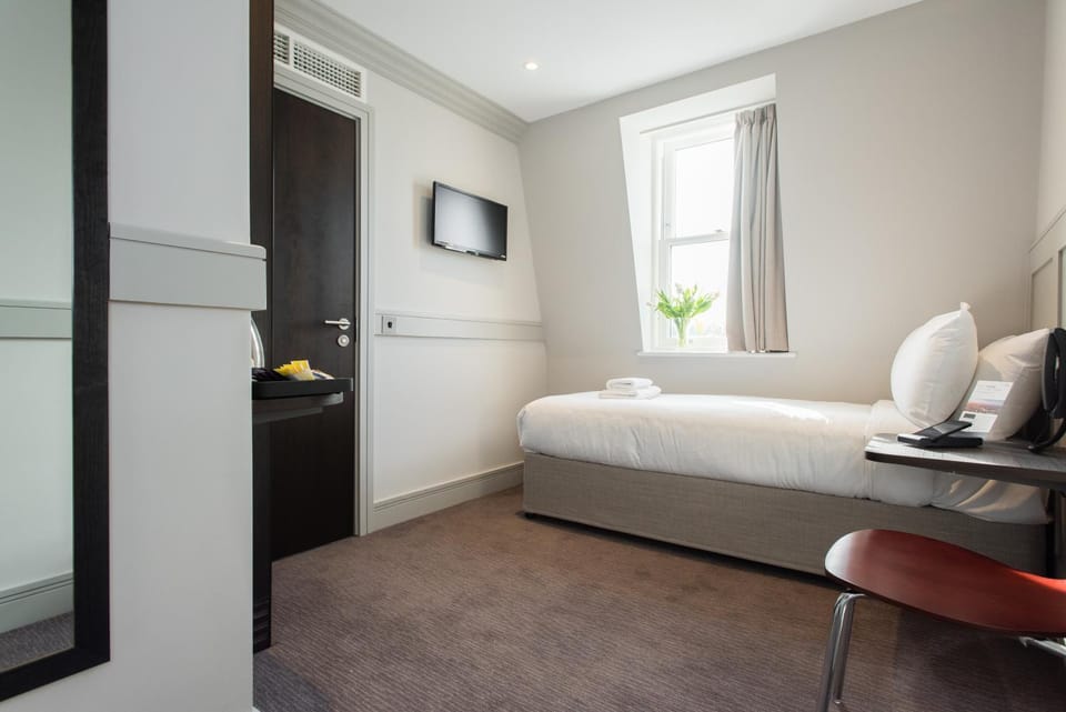 Bed, TV and multimedia, Kitchen or kitchenette, Living room, Photo of the whole room, Seating area, Bedroom, hair dresser, oven, wardrobe, air conditioner