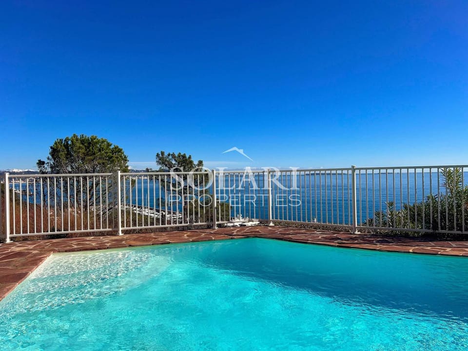 2P avec terrasse piscine et vue mer Apartment in Mandelieu-La Napoule