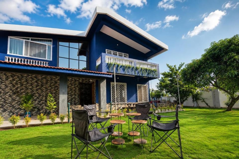 Maison Stardust with Theatre, Big Pool and Garden Villa in Maharashtra