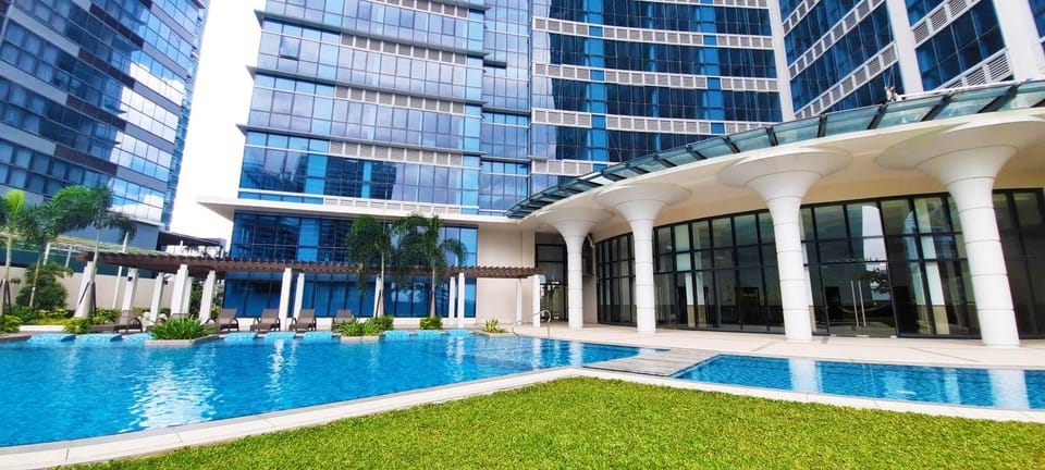 1Bedroom SuitesI3Beds with balcony City view in Uptown BGC Apartment hotel in Makati