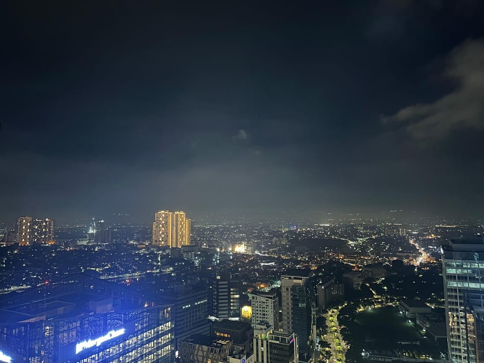 1Bedroom SuitesI3Beds with balcony City view in Uptown BGC Apartment hotel in Makati
