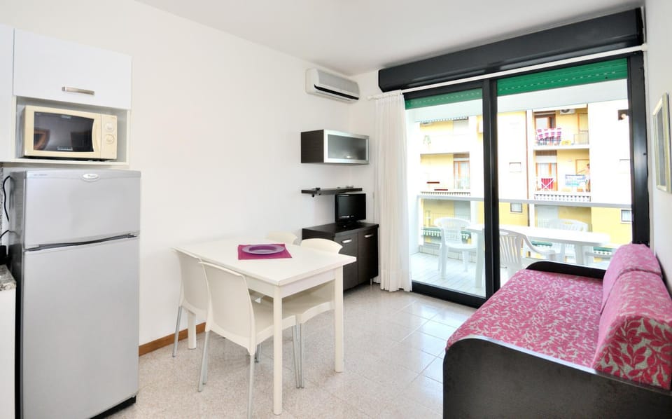 Kitchen or kitchenette, Living room, Dining area