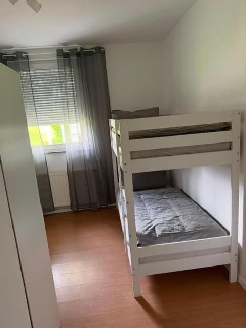 Bedroom, bunk bed