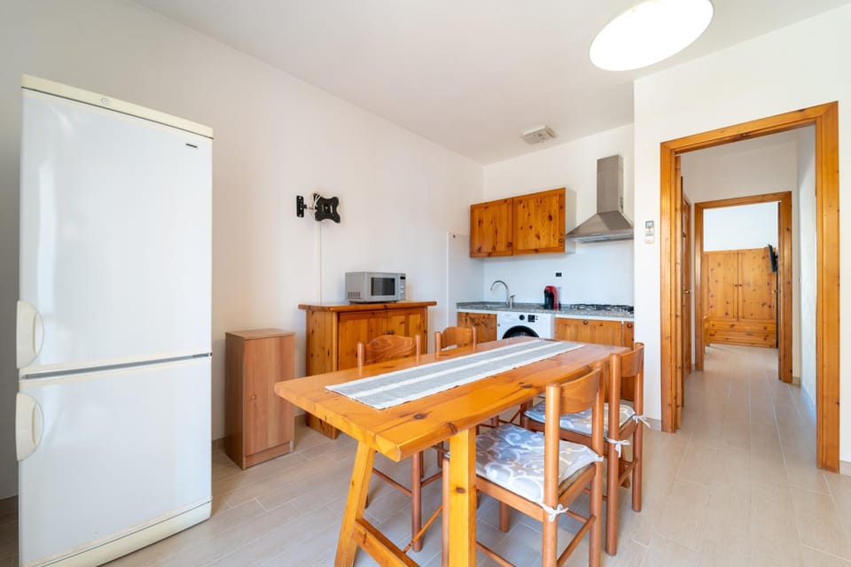 Kitchen or kitchenette, Dining area, stove
