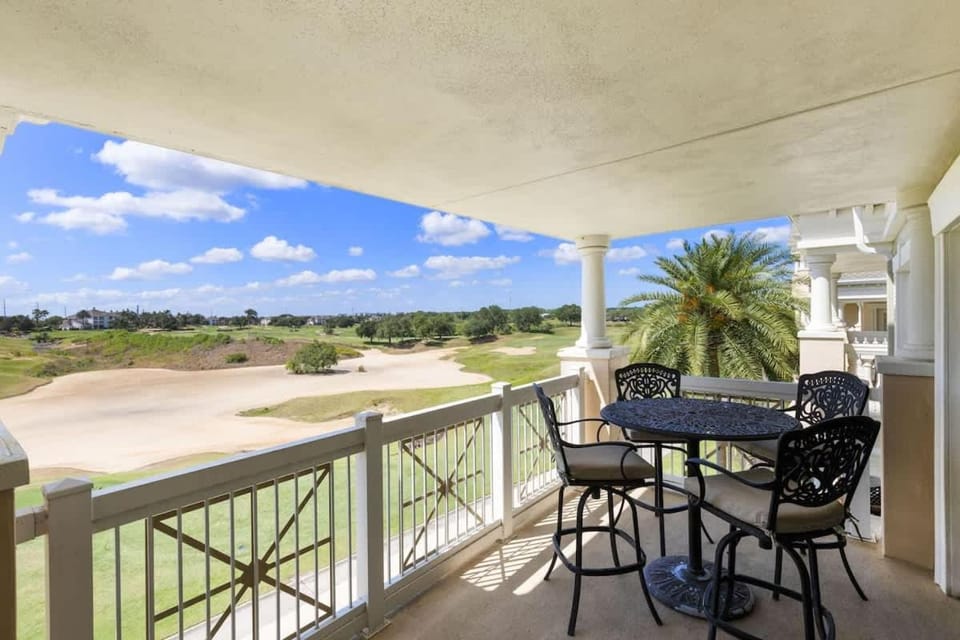 Exquisite 3rd floor condo with phenomenal golf views House in Osceola County
