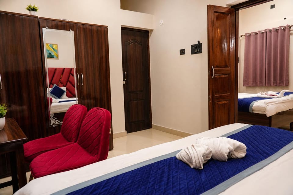 Bed, Photo of the whole room, Bedroom, towels