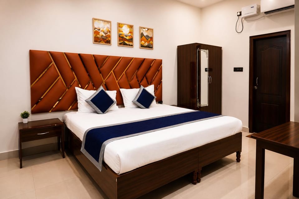 Bed, Photo of the whole room, Bedroom, wardrobe, air conditioner