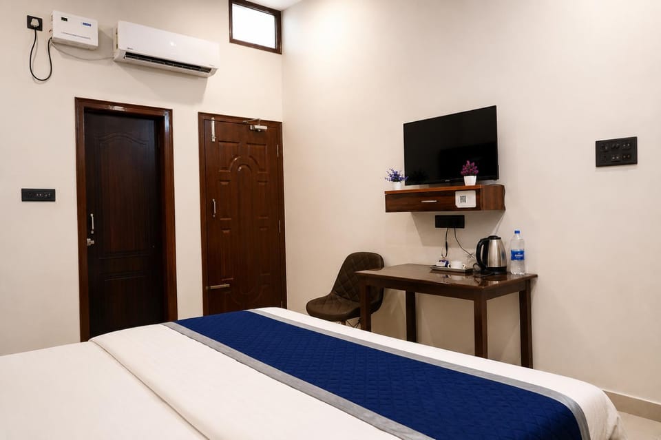 Bed, TV and multimedia, Photo of the whole room, Bedroom, air conditioner