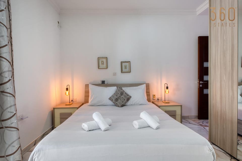 Bed, Photo of the whole room, Bedroom, towels