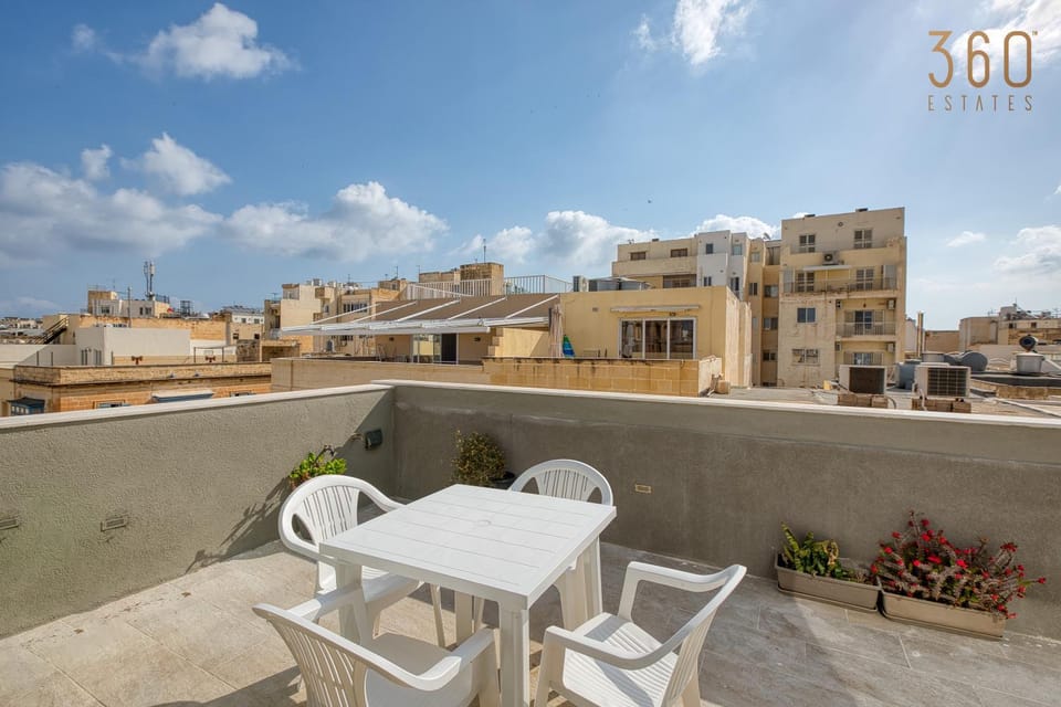 Property building, Patio, Day, View (from property/room), Balcony/Terrace, City view, sunbed