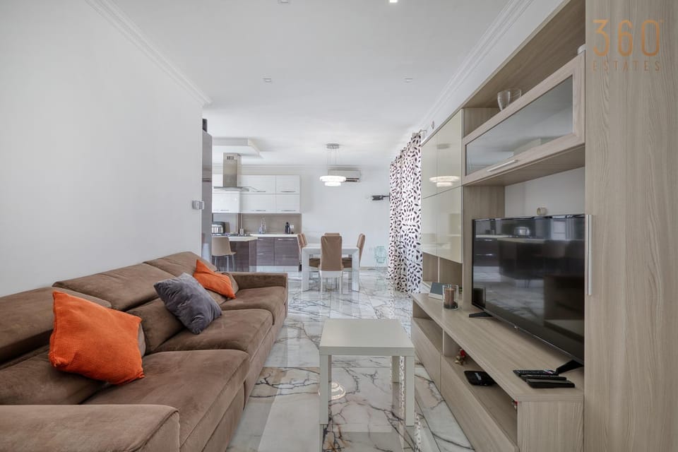 Communal lounge/ TV room, TV and multimedia, Living room, Seating area, Evening entertainment