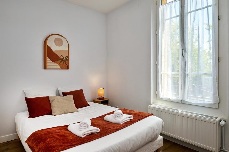 Bed, Photo of the whole room, Bedroom, towels