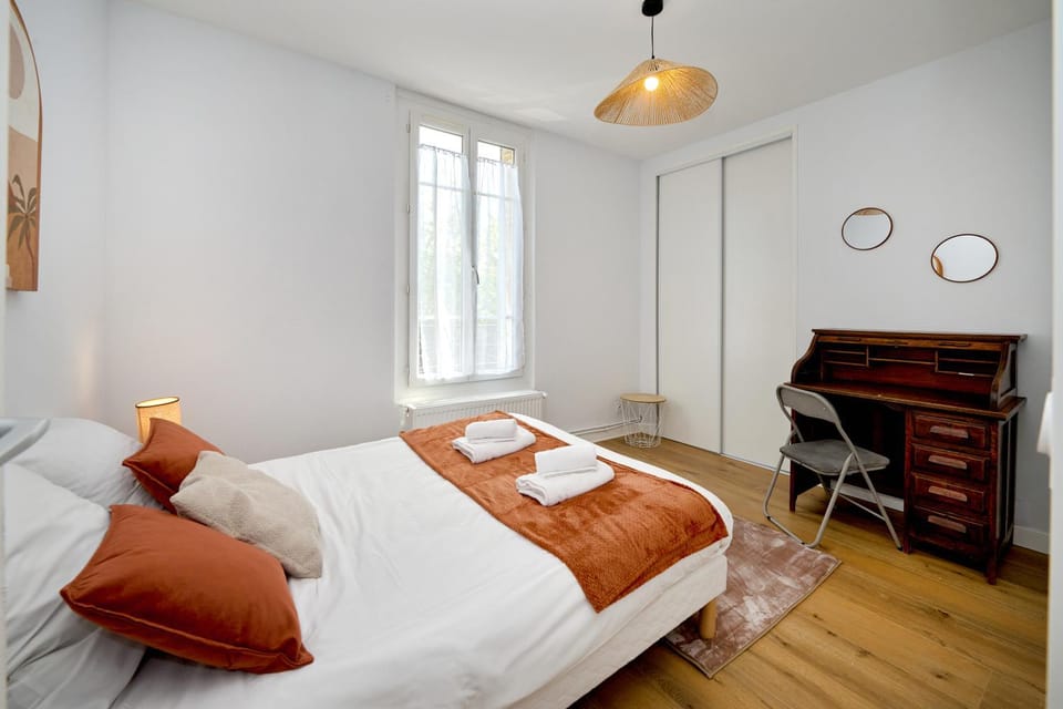 Bed, Photo of the whole room, Bedroom, towels