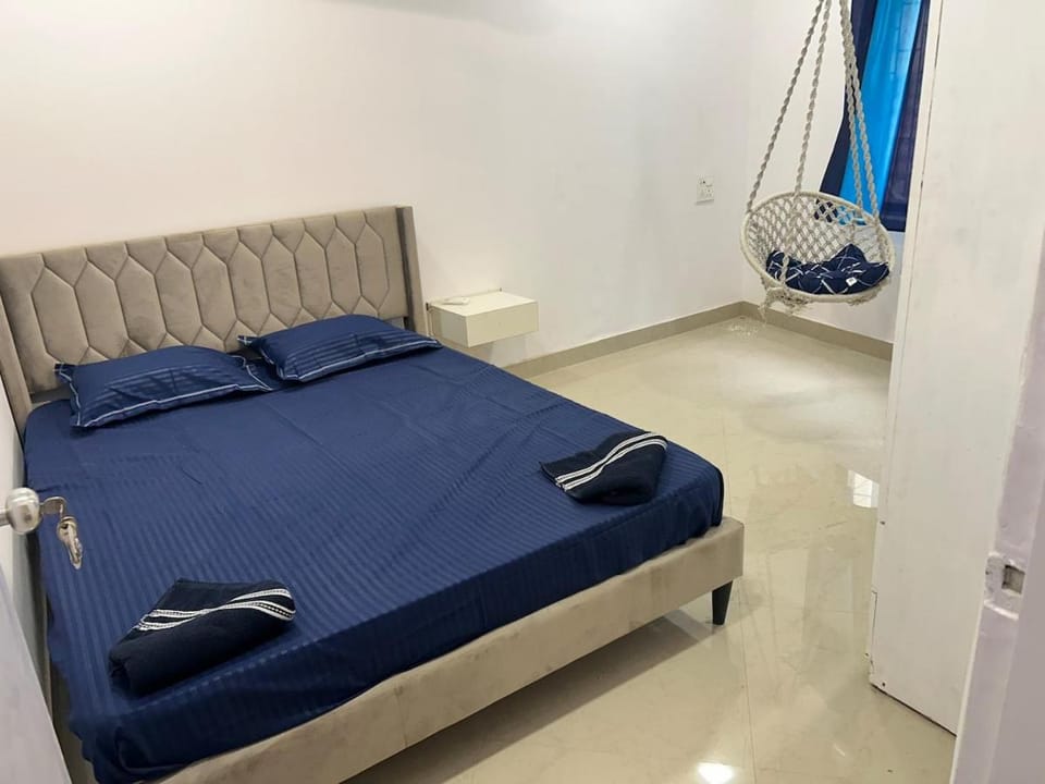 Room with tub n hammock near sea Apartment in Mumbai