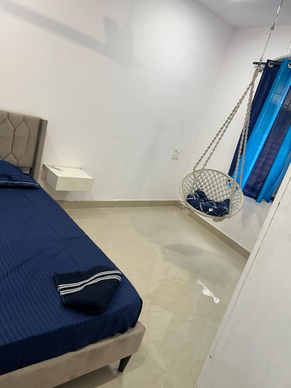 Room with tub n hammock near sea Apartment in Mumbai