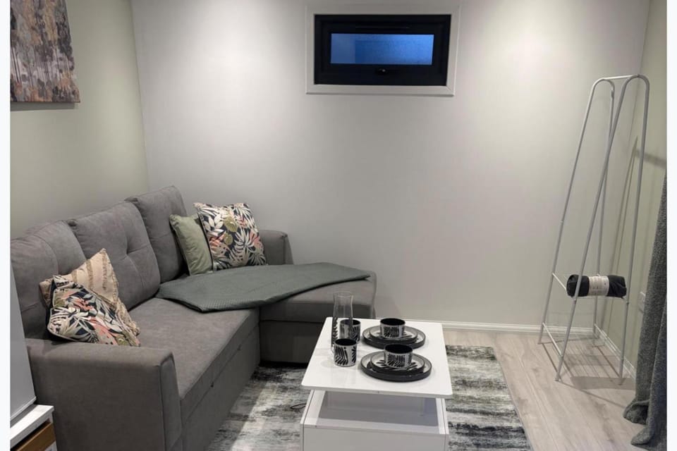 Garden Cabin - Sleeps 1 - Free Parking Cabin in Gravesend