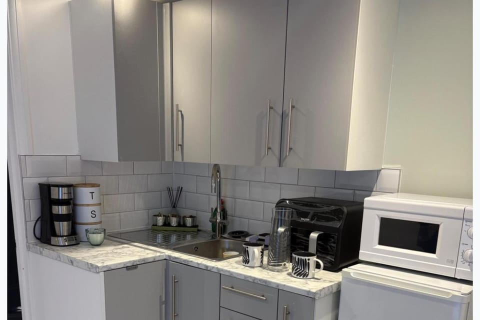 Garden Cabin - Sleeps 1 - Free Parking Cabin in Gravesend