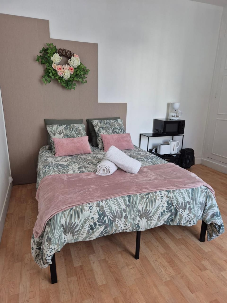 Bed, towels