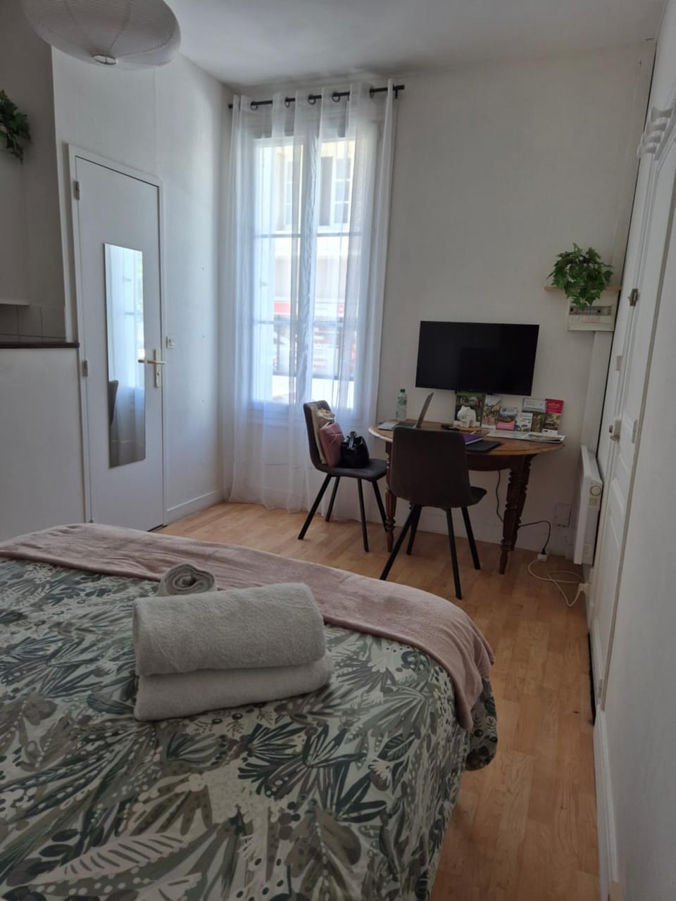 TV and multimedia, Photo of the whole room, Seating area, Bedroom
