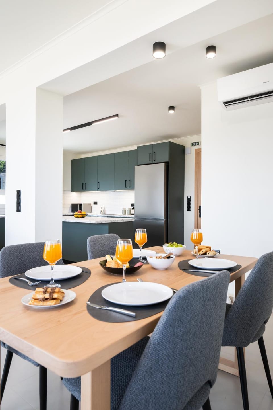 Dining area, kitchen